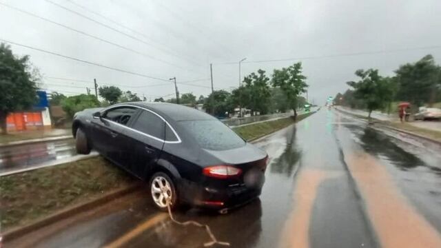 Dos jóvenes resultaron ilesos tras despistar un vehículo en Posadas.