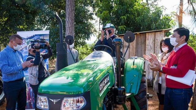 Entrega de maquinaria agrícola en Aristóbulo del Valle