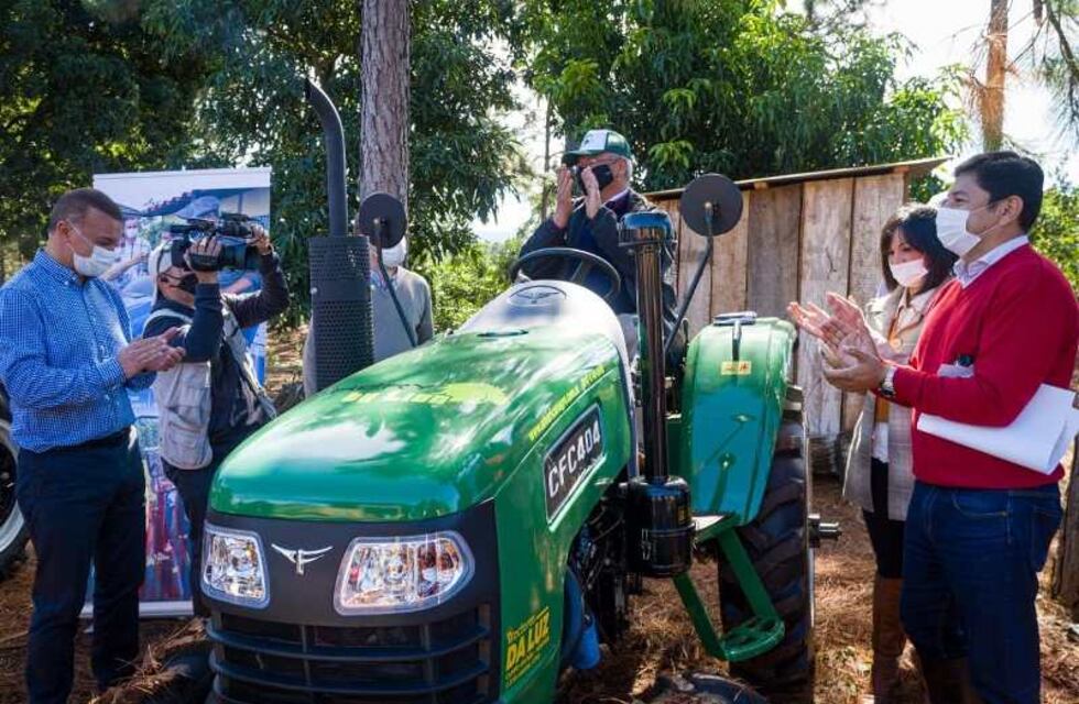 Entrega de maquinaria agrícola en Aristóbulo del Valle