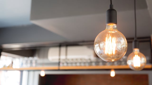 Claves para proteger los dispositivos electrónicos de los cambios de tensión. (Foto: Freepik)