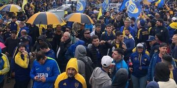 Una multitud se acercó a La Bombonera para apoyar a Juan Román Riquelme, mientras siguen suspendidas las elecciones en Boca. Foto: Gentileza