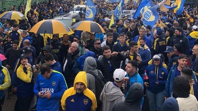Una multitud se acercó a La Bombonera para apoyar a Juan Román Riquelme, mientras siguen suspendidas las elecciones en Boca. Foto: Gentileza