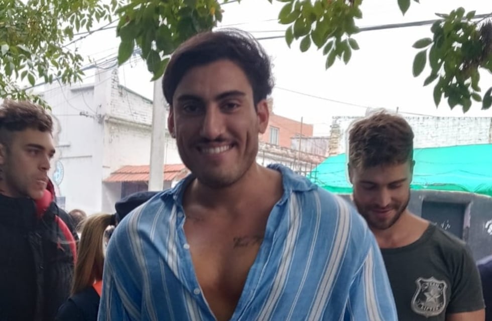 Tomás Holder, exGran Hermano, está en Córdoba y visitó Alberdi para alentar a Belgrano