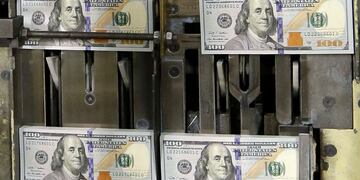 Billetes recién recortados, tras pasar por la plancha de impresión.