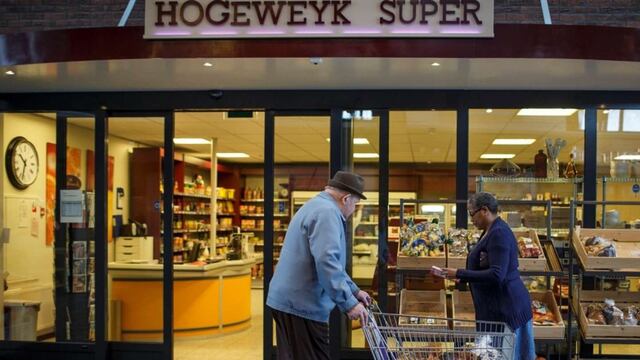 “La mafia” le exige 5 mil dólares a un supermercadista para dejarlo trabajar. (Imagen ilustrativa)