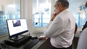 El ministro de Seguridad de Jujuy, Guillermo Corro, observa la tarea de un sector del centro de monitoreo en el Complejo Penitenciario N° 8 de Chalicán.