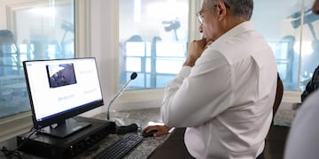 El ministro de Seguridad de Jujuy, Guillermo Corro, observa la tarea de un sector del centro de monitoreo en el Complejo Penitenciario N° 8 de Chalicán.