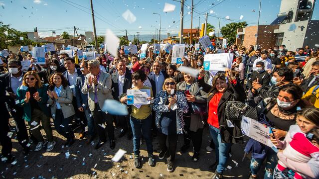 Jalil junto a Ferraresi entregaron viviendas en el norte de la Capital