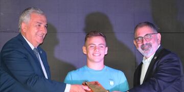 El gobernador Morales y el intendente Jorge entregan el premio Cóndor de Oro al gimnasta Santiago Ferrari, en Jujuy.