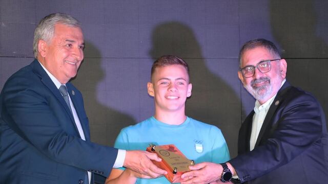 El gobernador Morales y el intendente Jorge entregan el premio Cóndor de Oro al gimnasta Santiago Ferrari, en Jujuy.