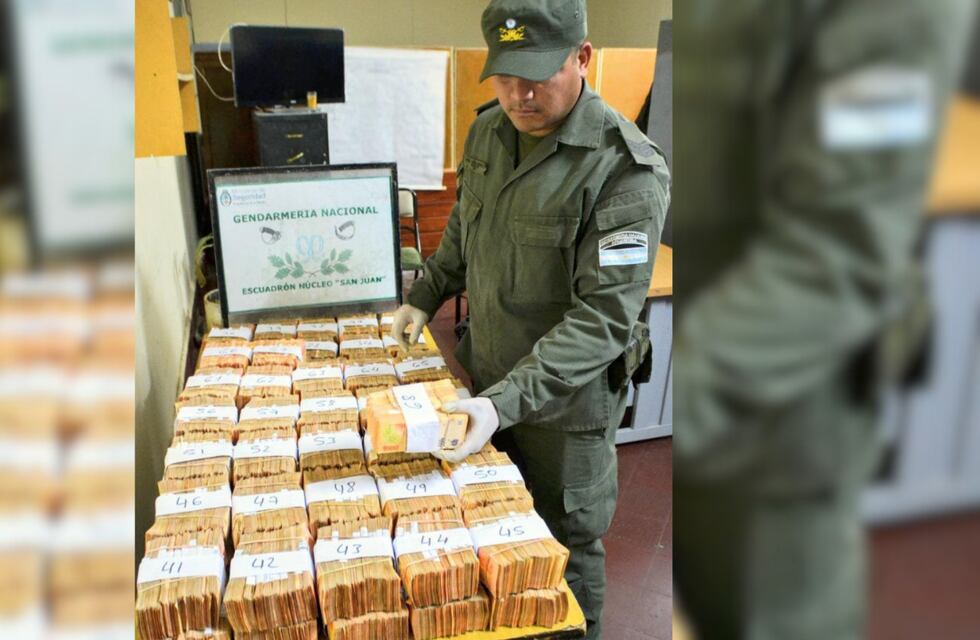 Detuvieron a un hombre que viajaba hacia Mendoza con $82 millones escondidos en bolsas