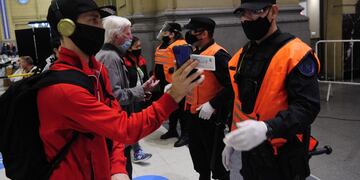 Controles de circulación en la estación Constitución del tren Roca. (Clarín)