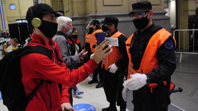 Controles de circulación en la estación Constitución del tren Roca. (Clarín)
