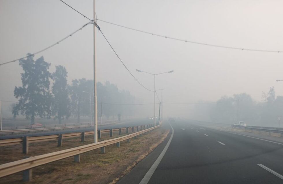El humo tapó Rosario y cortaron el tránsito sobre Avenida Circunvalación