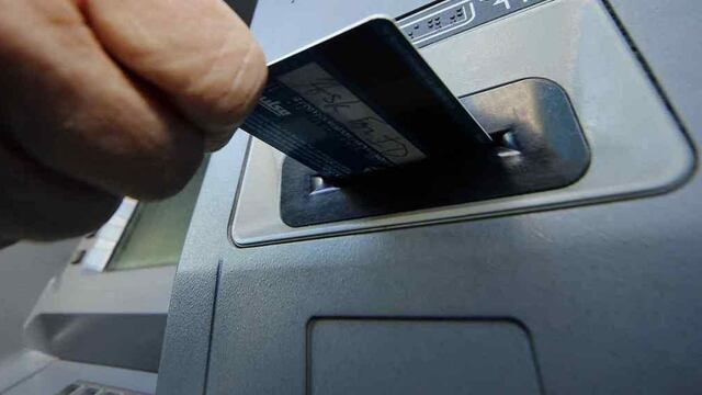 Los activos podrán retirar sus salarios por cajeros de la Red Link o de entidades bancarias habituales. (La Voz / Archivo)