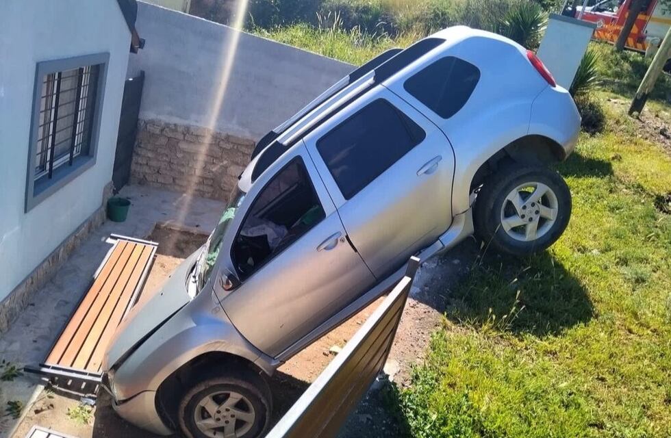 Huerta Grande: una joven conductora se cayó con el auto en el patio de su casa