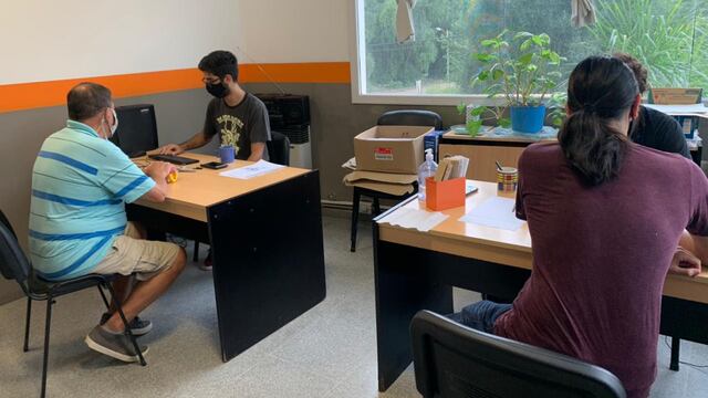 Más de dos mil adultos mayores ya fueron asistidos para tramitar el turno de vacunación contra el Covid-19 en Carlos Paz.