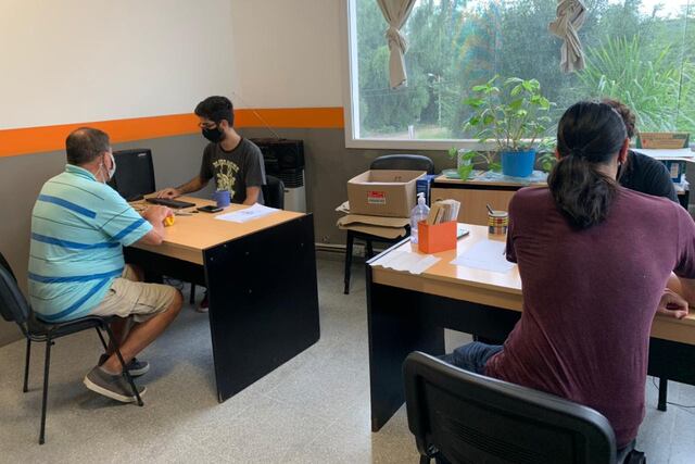 Más de dos mil adultos mayores ya fueron asistidos para tramitar el turno de vacunación contra el Covid-19 en Carlos Paz.