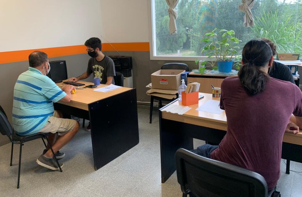 Carlos Paz: más de dos mil adultos mayores ya fueron asistidos para tramitar su turno de vacunación