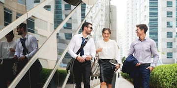 Personas saliendo del trabajo