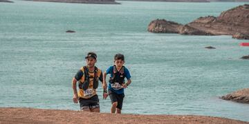 El pequeño runner de Beltrán, Fermín de 9 años, junto a su papá Ariel.