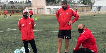 Miliki (agachado), formó parte del cuerpo técnico de Fernando Quiroz. Era asesor, y se fue.