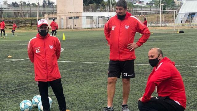 Miliki (agachado), formó parte del cuerpo técnico de Fernando Quiroz. Era asesor, y se fue.
