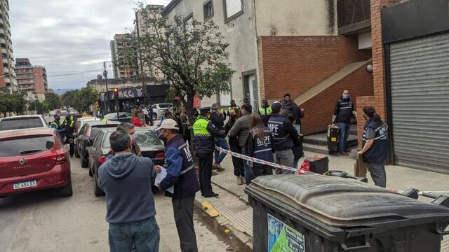 Un ladrón quiso robar en un departamento y murió al caer del quinto piso.