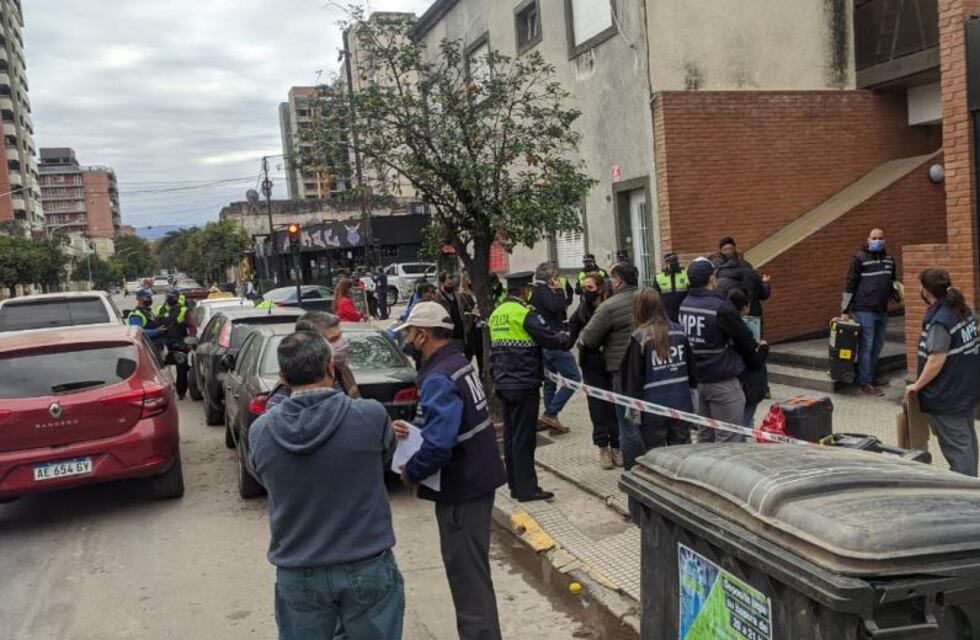 Quiso robar un departamento del quinto piso, cayó al vacío y murió