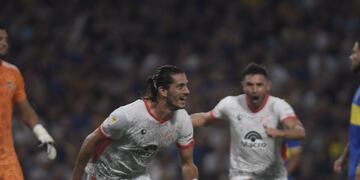 Joaquín Varela sale festejando el gol de Instituto en La Bombonera frente a Boca por la Liga Profesional. (Federico López Claro / La Voz)