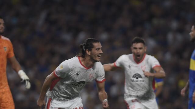 Joaquín Varela sale festejando el gol de Instituto en La Bombonera frente a Boca por la Liga Profesional. (Federico López Claro / La Voz)