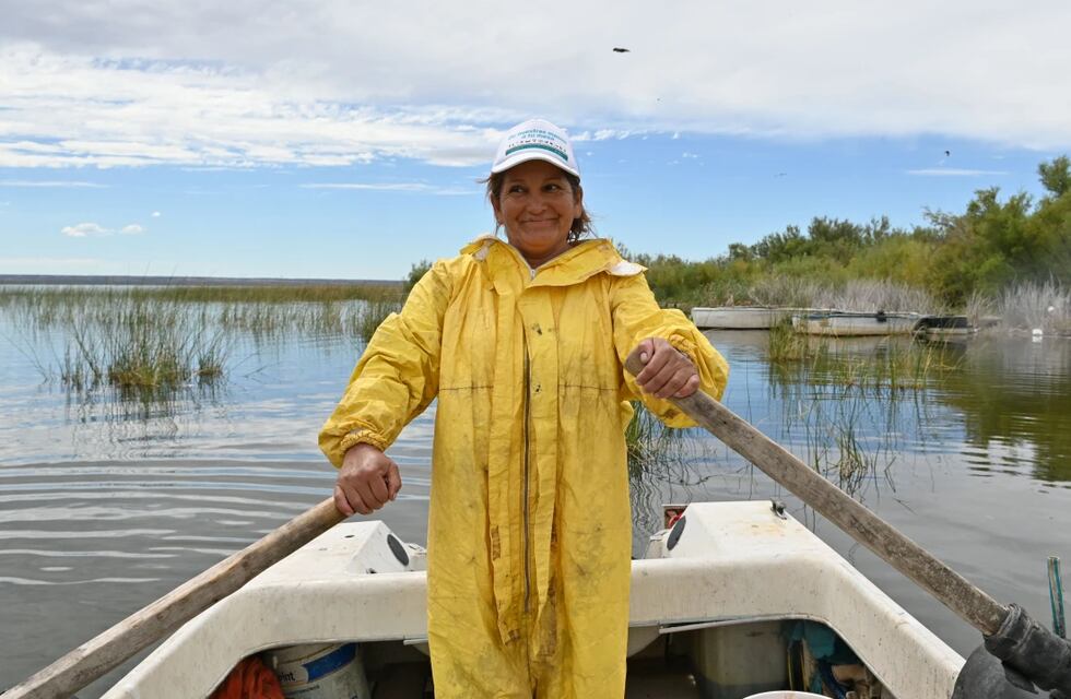Cecilia, la mujer que vive del agua y la pesca artesanal trabajando en conjunto con sus compañeras