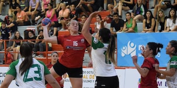 Nacional de Clubes de Handball que se disputa en Mendoza entró en su fase final.