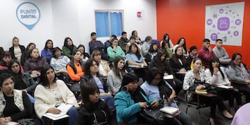 Personal de diferentes áreas de la Municipalidad de Palpalá, participando en el taller sobre la Ley Olimpia, para combatir la violencia digital.