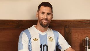 Messi con la nueva camiseta retro de Argentina (AFA)