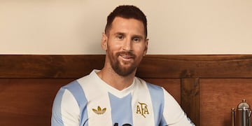 Messi con la nueva camiseta retro de Argentina (AFA)