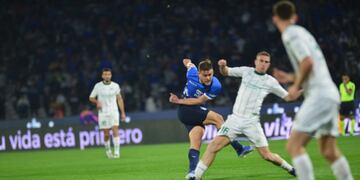Por el hombro, Federico Girotti estaba adelantado en lo que era el segundo gol de Talleres ante Banfield (Javier Ferreyra / La Voz).