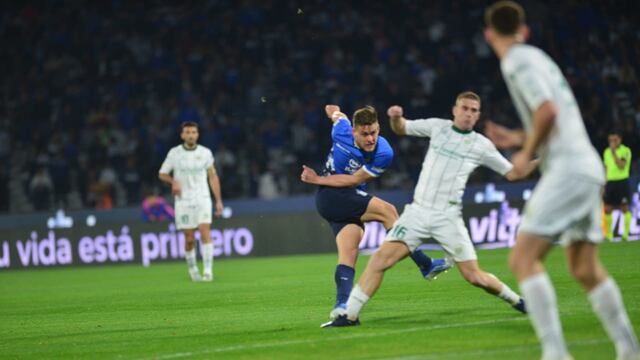 Por el hombro, Federico Girotti estaba adelantado en lo que era el segundo gol de Talleres ante Banfield (Javier Ferreyra / La Voz).