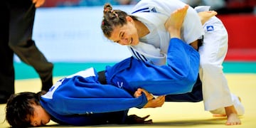 En los Juegos Olímpicos de Río de Janeiro 2016 Paula Belén "Peque" Pareto se convirtió en la primera mujer argentina en obtener una medalla de oro. En la imagen, compitiendo con la japonesa Tomoko Fukumi durante los cuartos de final de la categoría de 48 kilogramos del campeonato mundial de Judo el 12 de septiembre de 2010, en Tokio (Japón).