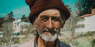 El hombre que es buscado. (Policía)