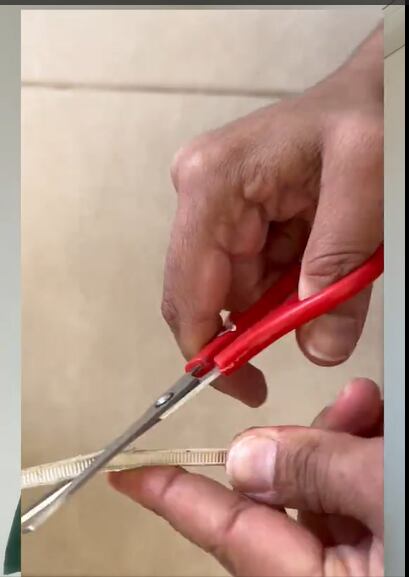 El tip definitivo para sacar los pelos del desagüe de la ducha con lo que hay en casa