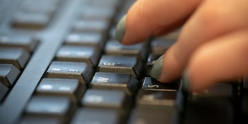 ARCHIVO - Una mujer escribe en un teclado el 8 de octubre de 2019, en Nueva York. (AP Foto/Jenny Kane, archivo)