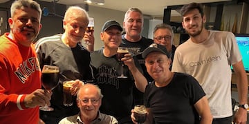 Los hermanos Marcelo y Mario Milanesio, Rubén Magnano, "Pichi" Campana junto a Leandro Bolmaro y su padre Osvaldo. (@pichi_oficial)