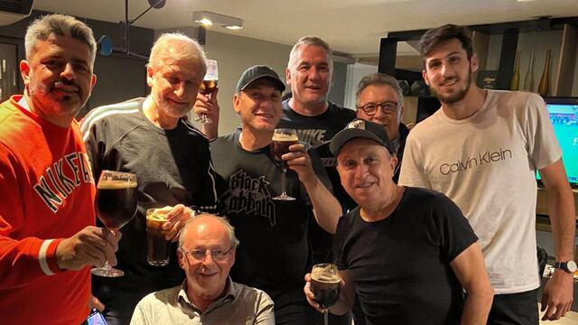 Los hermanos Marcelo y Mario Milanesio, Rubén Magnano, "Pichi" Campana junto a Leandro Bolmaro y su padre Osvaldo. (@pichi_oficial)