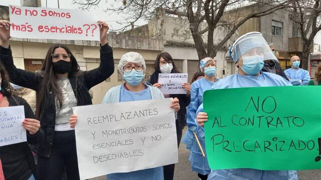 Quienes están en planta permanente se sumaron al reclamo frente al centro de salud en Ayolas al 600. (@somosrosariook)