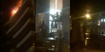 Policías trabajaron para rescatar y evacuar a los inquilinos del edificio que se incendió frente al Patio Olmos.