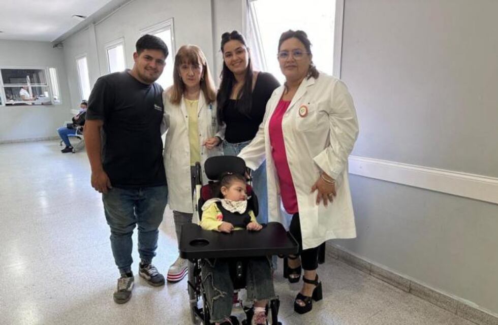 La pequeña Ámbar recibió su silla postural adaptada