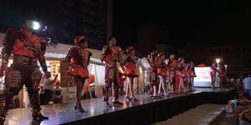 Desfile de artesanos en Carlos Paz.