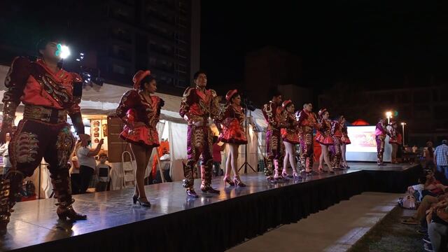 Desfile de artesanos en Carlos Paz.