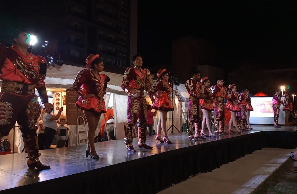 Carlos Paz: tradicional desfile de artesanos con homenaje a Gabo Lara